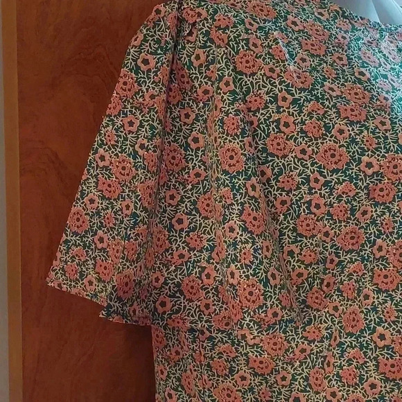 NWT Green and red floral peplum top size xl - Picture 2 of 5